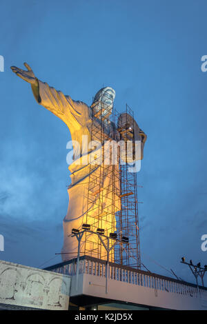 Statue du Christ lumineux à Cristo Luz complexe (avec des réparations en cours) - Balneario Camboriu, Santa Catarina, Brésil Banque D'Images