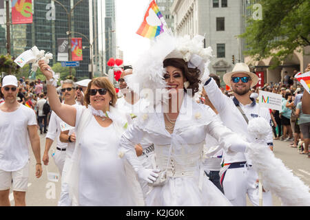 Montréal, le 20 août 2017 : drag queen habillés en blanc qui prennent part à la parade de la Fierté gaie de Montréal Banque D'Images