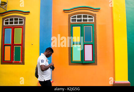 Travailleur émigrant en face de la fenêtre colorée de la maison de Tan Teng, l'INAH Serangoon Road, Little India, Singapour,pradeep subramanian Banque D'Images