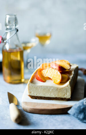 Gâteau au fromage avec les pêches de sureau Banque D'Images