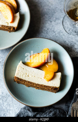 Gâteau au fromage avec les pêches de sureau Banque D'Images