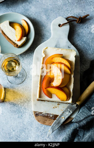 Gâteau au fromage avec les pêches de sureau Banque D'Images