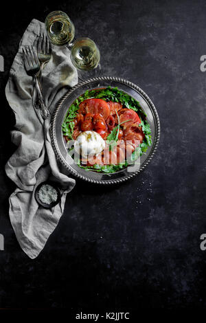 Salade Caprese sur fond noir Banque D'Images