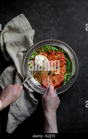 Salade Caprese sur fond noir Banque D'Images