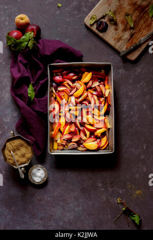 Des fruits dans un plat allant au four, prêt à être mis à un fruit cobbler Banque D'Images