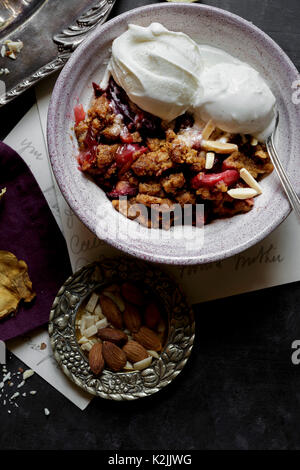 Sans gluten Fruits Cobbler/Crisp avec de la crème glacée Banque D'Images