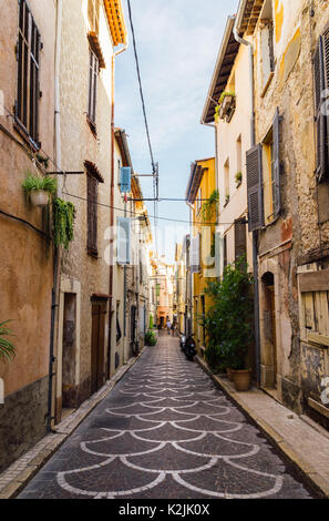 Petite ruelle pittoresque à Antibes, Côte d'Azur, France Banque D'Images