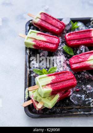 Matcha framboise sucettes de noix de coco Banque D'Images