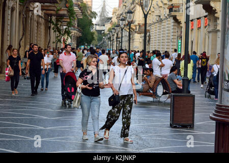 Les gens qui marchent sur la rue Nizami à Bakou. Banque D'Images