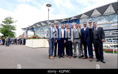 La photo doit être crédité ©Presse Alpha 079965 23/06/2017 Racegoers à Royal Ascot 2017 tenue à Ascot Racecourse à Ascot, Berkshire Banque D'Images