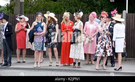 La photo doit être crédité ©Presse Alpha 079965 23/06/2017 Racegoers à Royal Ascot 2017 tenue à Ascot Racecourse à Ascot, Berkshire Banque D'Images