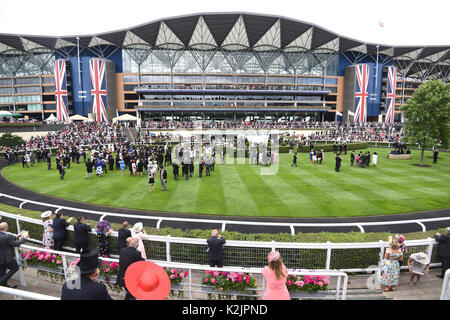 La photo doit être crédité ©Presse Alpha 079965 23/06/2017 Racegoers à Royal Ascot 2017 tenue à Ascot Racecourse à Ascot, Berkshire Banque D'Images