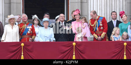 La photo doit être crédité ©Presse Alpha 079965 17/06/2017 Camilla duchesse de Cornouailles, le prince Charles prince de Galles, la Princesse Eugénie, la reine Elizabeth II, Tim Laurence, la Princesse Béatrice, le Prince Philip, duc d'Édimbourg, le prince Harry, la duchesse de Cambridge, Kate Middleton, la Princesse Catherine Katherine Charlotte, Prince George, Prince William duc de Cambridge, Savannah Phillips, Isla Elizabeth Phillips, Peter Phillips, Phillips à l'automnes Parade la couleur au palais de Buckingham à Londres. Banque D'Images