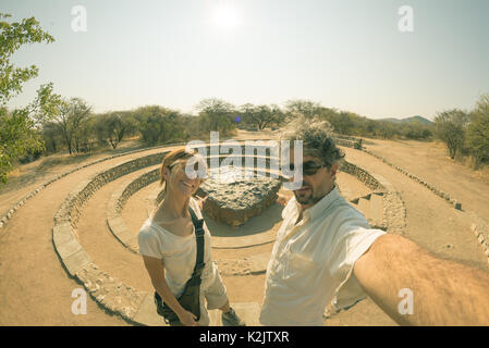 Couple de touristes à la météorite Hoba view point, la Namibie, l'Afrique. La météorite est composée par les métaux lourds à haute densité, principalement du fer et du nickel avec Banque D'Images