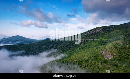 Matin brumeux Linn Cove Viaduct Blue Ridge Parkway Rough Ridge Mountain Trail - Le Brouillard en arrière assez longtemps de ciel bleu nuages Moody Banque D'Images