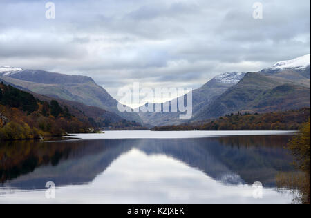 Llyn Padarn est un grand lac formé par les glaciers dans la région de Snowdonia, ici vu à la recherche vers le mont Snowdon et le Llanberis Pass. Banque D'Images