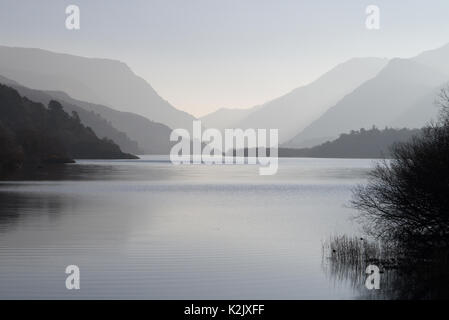 Llyn Padarn est un grand lac formé par les glaciers dans la région de Snowdonia, ici vu à la recherche vers le mont Snowdon et le Llanberis Pass. Banque D'Images