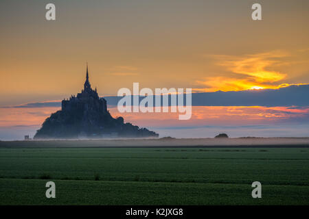 Belle vue panoramique sur le Mont Saint-Michel célèbre île de marée au lever du soleil. La Normandie, le nord de la France Banque D'Images