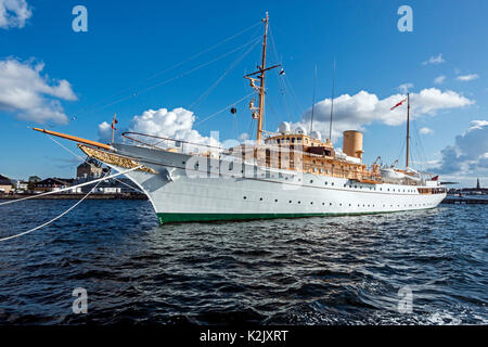 Yacht Royal du Danemark (Kongeskibet Dannebrog) amarré entre et le terrassier Nordre Toldbod station, dans le port de Copenhague Danemark Europe Banque D'Images