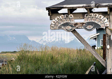 Une sculpture sur bois de l'Alaska Native sur une vieille maison le long de la Baie d'Homer Spit sur Kamishak à Homer, Alaska. Banque D'Images