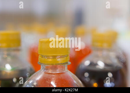 Les boissons gazeuses en bouteille en plastique au supermarché - macro shot Banque D'Images