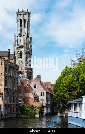 Le beffroi de Bruges est un clocher médiéval contenant plus de 40 cloches. C'est l'une des ville les plus grands repères terrestres. Banque D'Images