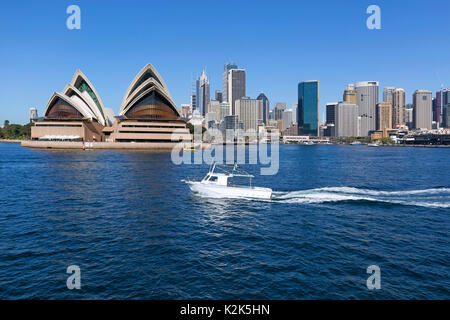 SYDNEY, AUSTRALIE - août 2016 ; vue sur l'Opéra avec la ville en arrière-plan. Banque D'Images