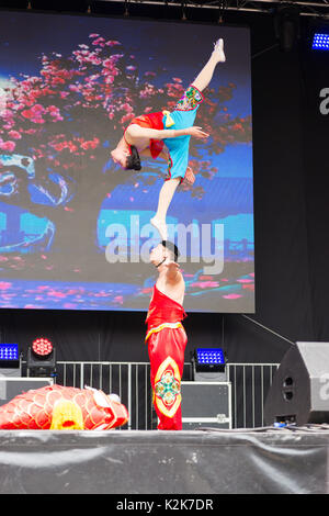 Acrobates chinois avec le Ballet sur les épaules au Festival 2017 à Cologne, Allemagne. Banque D'Images