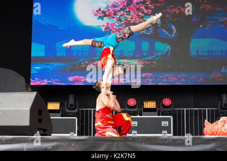 Acrobates chinois avec le Ballet sur les épaules au Festival 2017 à Cologne, Allemagne. Banque D'Images