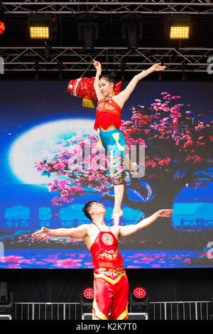 Acrobates chinois avec le Ballet sur les épaules au Festival 2017 à Cologne, Allemagne. Banque D'Images