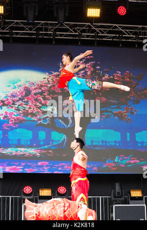 Acrobates chinois avec le Ballet sur les épaules au Festival 2017 à Cologne, Allemagne. Banque D'Images