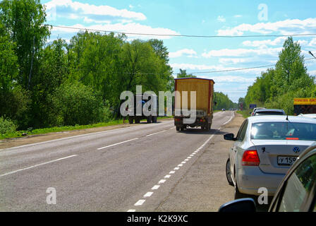 L'autoroute en passant par une petite ville, oblast de Toula Banque D'Images