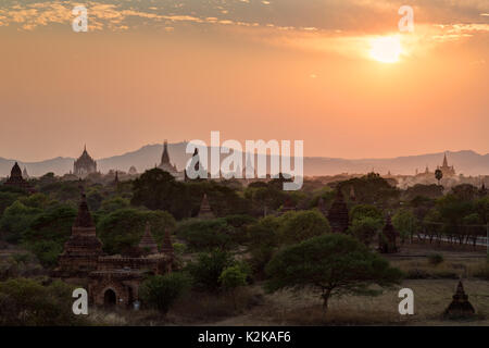 Silhouette de vieille de nombreux temples et pagodes à la plaine de Bagan au coucher du soleil au Myanmar (Birmanie). copie d'espace. Banque D'Images