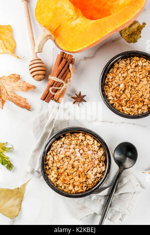 Automne alimentaire pâtisseries, petit déjeuner. Crumble à la citrouille, le sirop d'érable et flocons d'avoine, dans la plaque, soucoupes, sur une table de marbre blanc. Copy space Banque D'Images