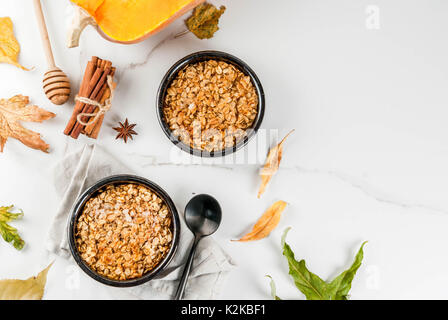 Automne alimentaire pâtisseries, petit déjeuner. Crumble à la citrouille, le sirop d'érable et flocons d'avoine, dans la plaque, soucoupes, sur une table de marbre blanc. Copy space Banque D'Images