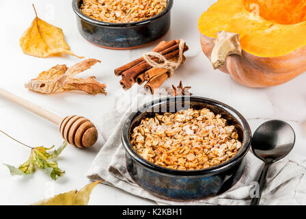 Automne alimentaire pâtisseries, petit déjeuner. Crumble à la citrouille, le sirop d'érable et flocons d'avoine, dans la plaque, soucoupes, sur une table de marbre blanc. Copy space Banque D'Images