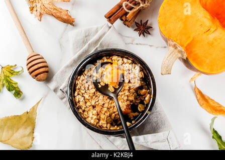 Automne alimentaire pâtisseries, petit déjeuner. Crumble à la citrouille, le sirop d'érable et flocons d'avoine, dans la plaque, soucoupes, sur une table de marbre blanc. Copy space Banque D'Images