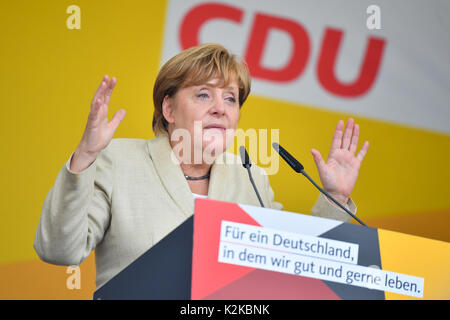 Ludwigshafen, Allemagne. Août 30, 2017. La chancelière allemande, Angela Merkel, s'exprimant lors d'une campagne électorale à la Theaterplatz à Ludwigshafen, Allemagne, 30 août 2017. Photo : Uwe Anspach/dpa/Alamy Live News Banque D'Images