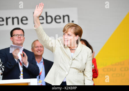 Ludwigshafen, Allemagne. Août 30, 2017. La chancelière allemande, Angela Merkel, en agitant pendant une campagne électorale à la Theaterplatz à Ludwigshafen, Allemagne, 30 août 2017. Photo : Uwe Anspach/dpa/Alamy Live News Banque D'Images