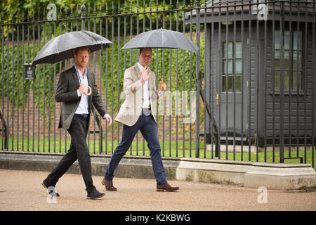 Londres, Royaume-Uni. Août 30, 2017. TRH Princes William et Harry marcher vers la gauche hommages floraux aux portes de Kensington Palace à gauche à la mémoire de leur mère, la princesse Diana, à la veille du 20e anniversaire de sa mort. Le mercredi 30 août 2017 Crédit : Amanda rose/Alamy Live News Banque D'Images