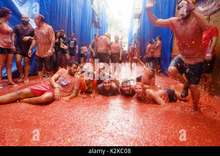 Buñol, Espagne. Août 30, 2017. Tomatina de Buñol, Valencia, Espagne Plus de 22 000 personnes sont venus à la tomate la plus importante du monde hguerra. Il a jeté 16 tonnes de tomates bien mûres. Credit : Salva Garrigues/Alamy Live News Banque D'Images