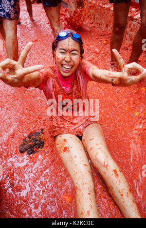 Buñol, Espagne. Août 30, 2017. Tomatina de Buñol, Valencia, Espagne Plus de 22 000 personnes sont venus à la tomate la plus importante du monde hguerra. Il a jeté 16 tonnes de tomates bien mûres. Credit : Salva Garrigues/Alamy Live News Banque D'Images