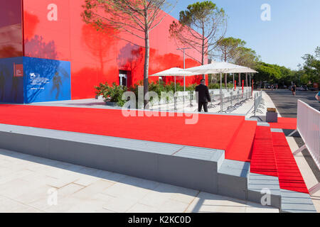 Lido, Venise, Italie. Août 30, 2017. Sites pour les 2017 Film Festival après les préparatifs de dernière minute et des installations et avant la foule arriver pour l'ouverture du festival. La mise en page finale du Red Carpet étapes et entrée de la Sala Giardino avec un garde de sécurité à l'écart sur les obstacles afin d'orienter le flux de personnes. Banque D'Images