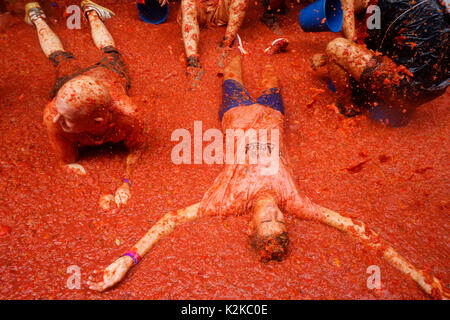 Buñol, Espagne. Août 30, 2017. Tomatina de Buñol, Valencia, Espagne Plus de 22 000 personnes sont venus à la tomate la plus importante du monde hguerra. Il a jeté 16 tonnes de tomates bien mûres. Credit : Salva Garrigues/Alamy Live News Banque D'Images