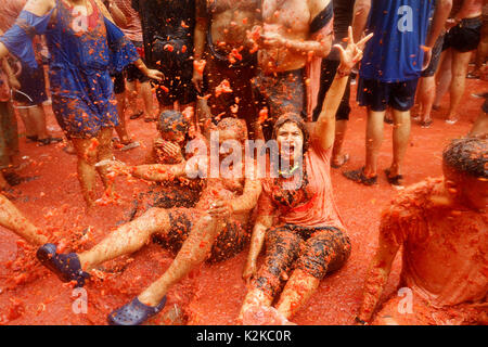 Buñol, Espagne. Août 30, 2017. Tomatina de Buñol, Valencia, Espagne Plus de 22 000 personnes sont venus à la tomate la plus importante du monde hguerra. Il a jeté 16 tonnes de tomates bien mûres. Credit : Salva Garrigues/Alamy Live News Banque D'Images