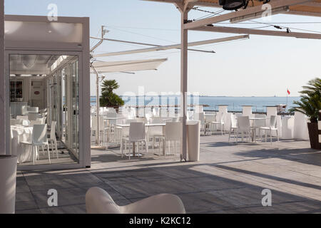 Lido, Venise, Italie. Août 30, 2017. Sites pour les 2017 Film Festival après les préparatifs de dernière minute et des installations et avant la foule arriver pour l'ouverture du festival. Les restaurants intérieurs et extérieurs et d'un coin de la Biennale officielle pavillion donnant sur la mer Adriatique. Banque D'Images