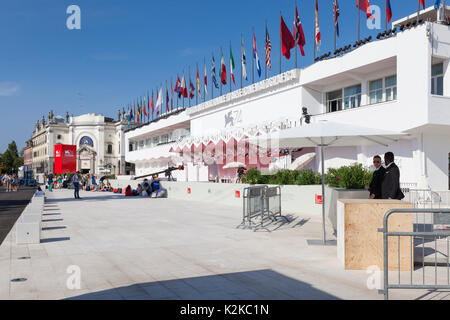 Lido, Venise, Italie. Août 30, 2017. Sites pour les 2017 Film Festival après les préparatifs de dernière minute et des installations et avant la foule arriver pour l'ouverture du festival. Les arrangements de sécurité en face de la Mostra Internazionale d'Arte Cinematografica avec stone ballards, d'agents de sécurité à l'entrée de rampes en métal et d'une rangée de barrières devant le tapis rouge (cachée derrière eux) à l'entrée de l'édifice. Banque D'Images