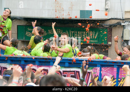 Buñol, Espagne. Août 30, 2017. Tomatina de Buñol, Valencia, Espagne Plus de 22 000 personnes sont venus à la tomate la plus importante du monde hguerra. Il a jeté 16 tonnes de tomates bien mûres. Credit : Salva Garrigues/Alamy Live News Banque D'Images