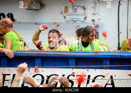 Buñol, Espagne. Août 30, 2017. Tomatina de Buñol, Valencia, Espagne Plus de 22 000 personnes sont venus à la tomate la plus importante du monde hguerra. Il a jeté 16 tonnes de tomates bien mûres. Credit : Salva Garrigues/Alamy Live News Banque D'Images