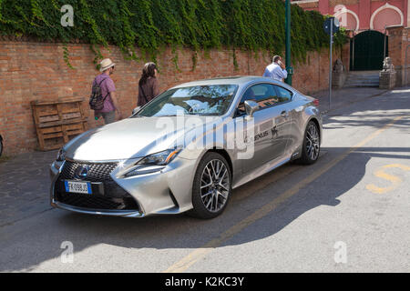 Lido, Venise, Italie. Août 30, 2017. Sites pour les 2017 Film Festival après les préparatifs de dernière minute et des installations et avant la foule arriver pour l'ouverture du festival. Lexus est l'un des principaux sponsors de ce Festival du Film d'années et cette voiture avec le logo officiel est garée en face de la Mostra Internazionale d'Arte Cinematografica. Banque D'Images